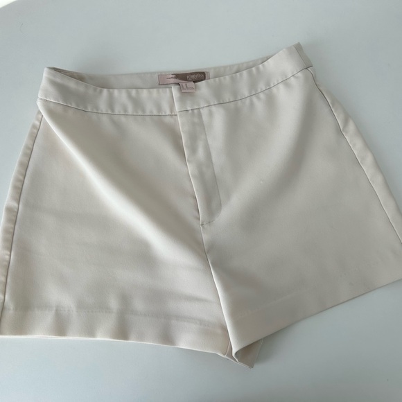 F21 white dress shorts, size M - Picture 3 of 7